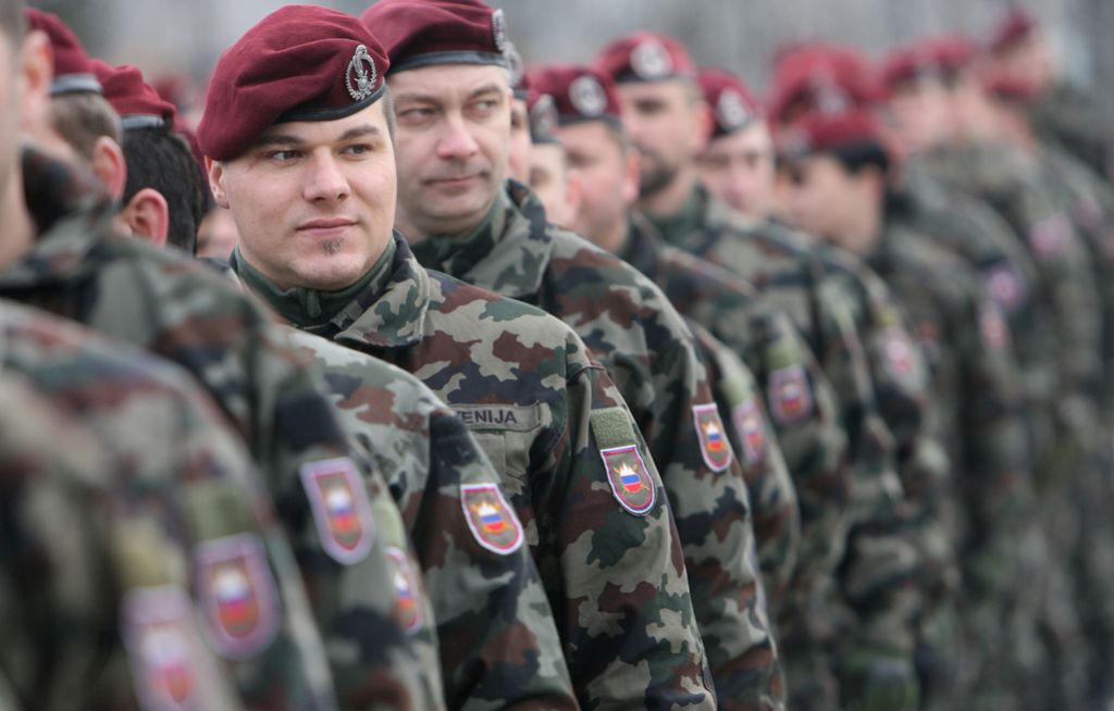 Slovenski vojaki patruljirajo po Kosovski Mitrovici